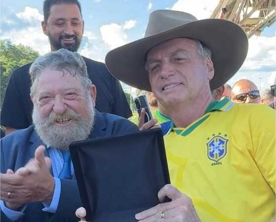 Bolsonaro usa chapéu de Nelson Barbudo em ato por anestia em Brasília