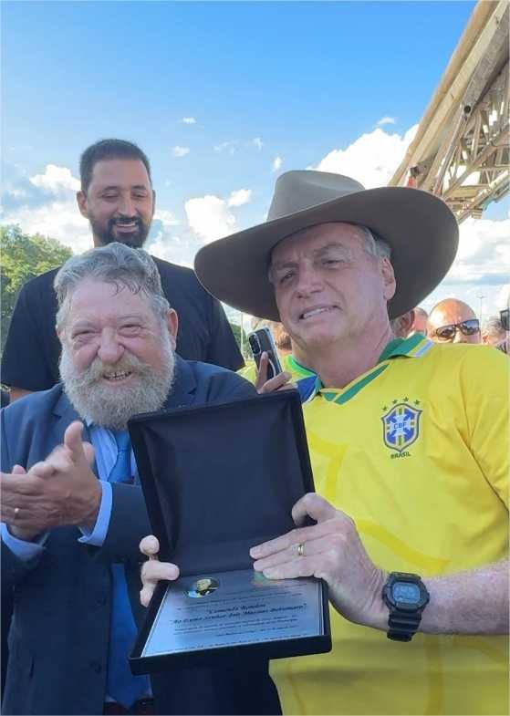 Bolsonaro usa chapéu de Nelson Barbudo em ato por anestia em Brasília