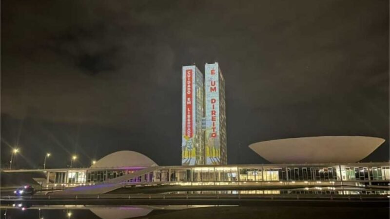 Projeção de frases e imagens na fachada do Congresso põe em foco a luta antimanicomial