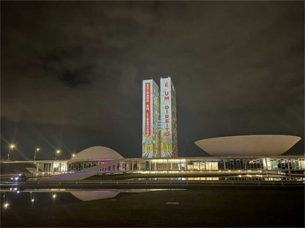 Projeção de frases e imagens na fachada do Congresso põe em foco a luta antimanicomial