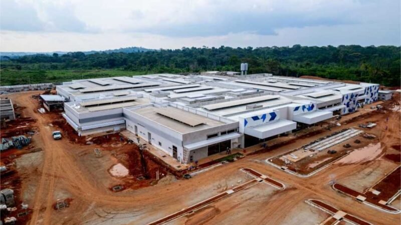 Governador e primeira-dama vistoriam obras do Hospital Regional e entregam casas populares em Alta Floresta