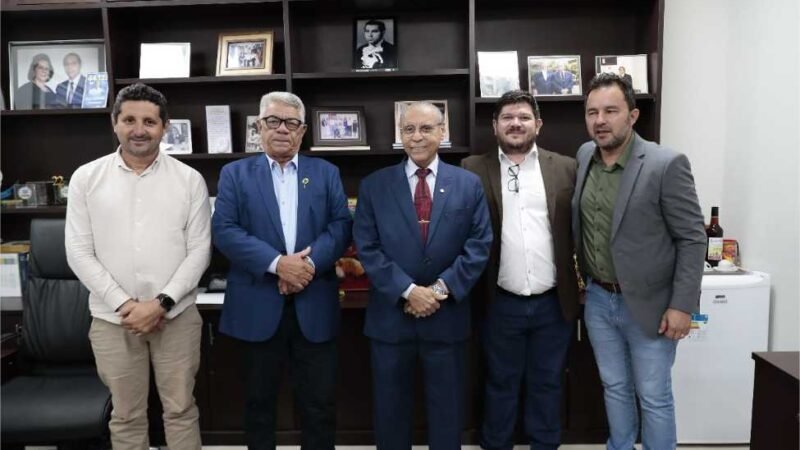 Júlio Campos assegura construção de praça em São José do Rio Claro