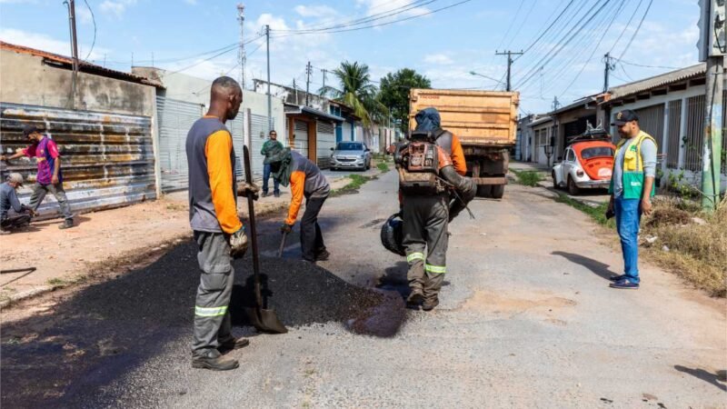 Operação tapa-buraco no bairro Pascoal Ramos.