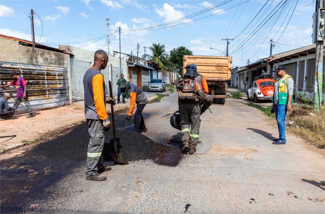 Operação tapa-buraco no bairro Pascoal Ramos.
