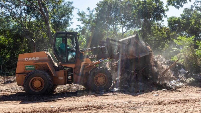 Limpurb retira mais de 100 toneladas de lixo de bolsão no Morada do Ouro II