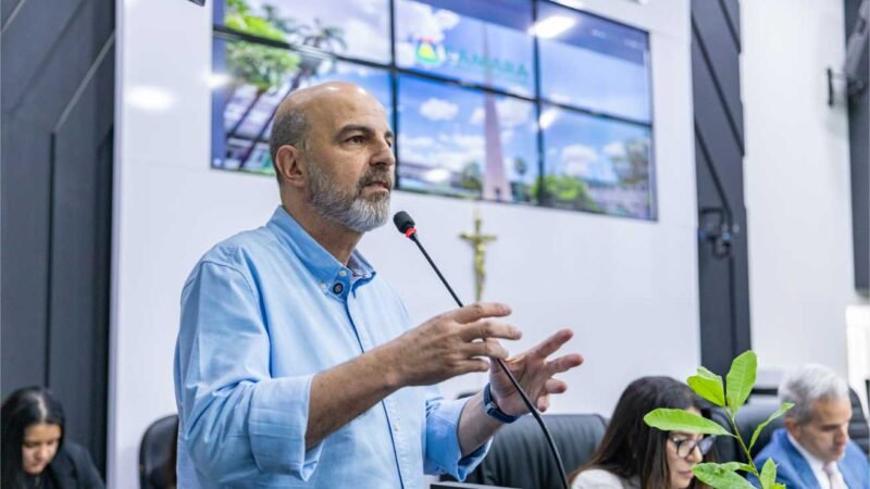 Secretário assegura entrega de 100% dos uniformes e kits escolares este mês