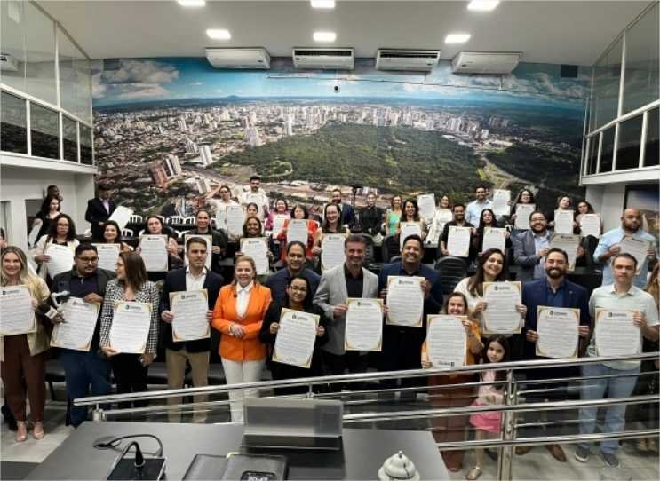 Paula Calil homenageia jornalistas e destaca o papel da imprensa na sociedade