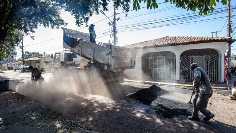 Cohab São Gonçalo e outros 12 bairros recebem tapa-buraco