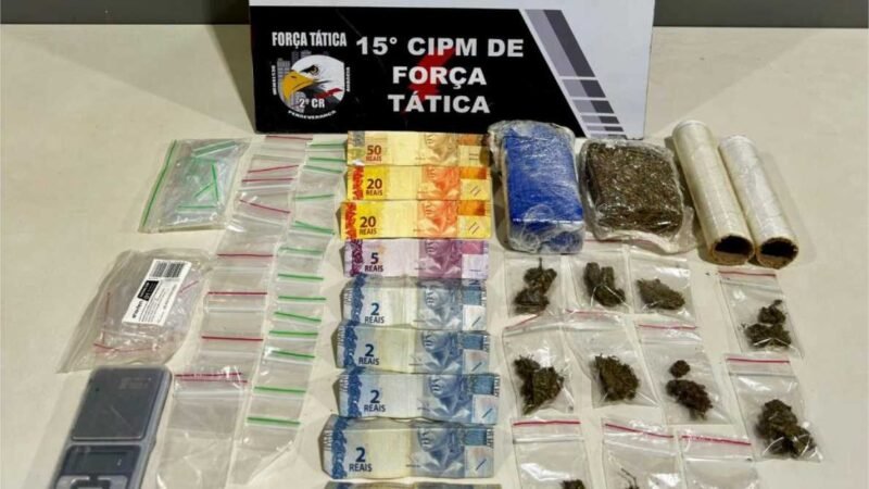 Força Tática prende dois homens por tráfico de drogas e apreende porções de maconha em residência