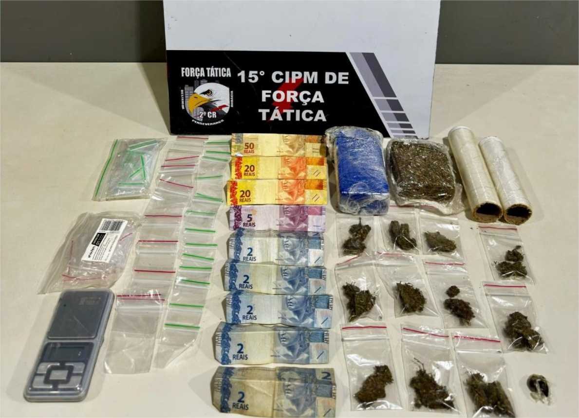 Força Tática prende dois homens por tráfico de drogas e apreende porções de maconha em residência