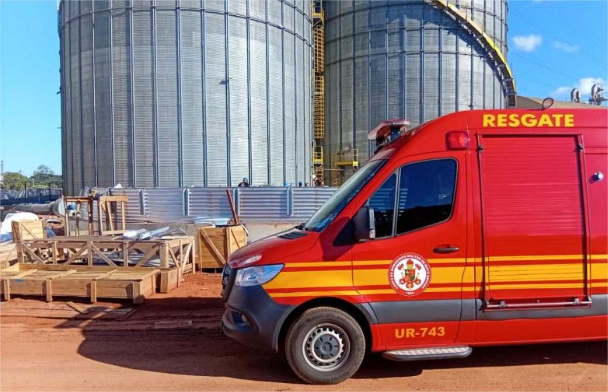 Bombeiros atendem vítimas de queda de 7 metros durante montagem de silo