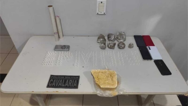 Cavalaria da PM apreende 226 porções de drogas e conduz cinco pessoas por tráfico de entorpecentes