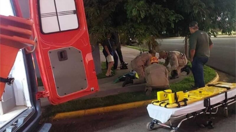 Corpo de Bombeiros socorre motociclista ferida em colisão entre carro e moto