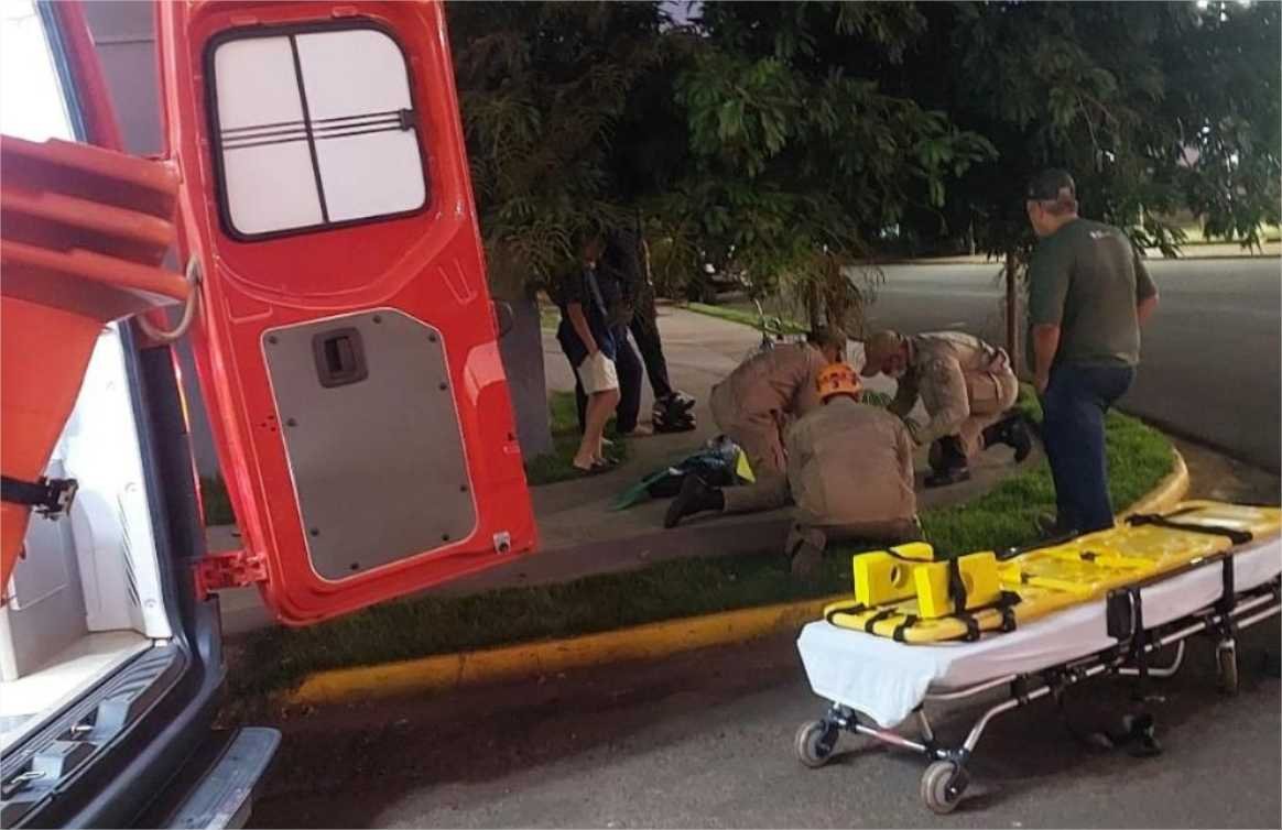 Corpo de Bombeiros socorre motociclista ferida em colisão entre carro e moto