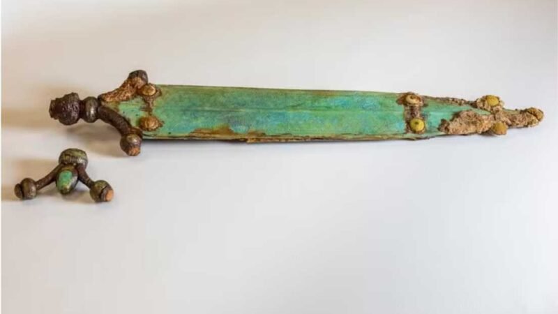 Encontrada espada celta de 2,3 mil anos decorada com duas suásticas