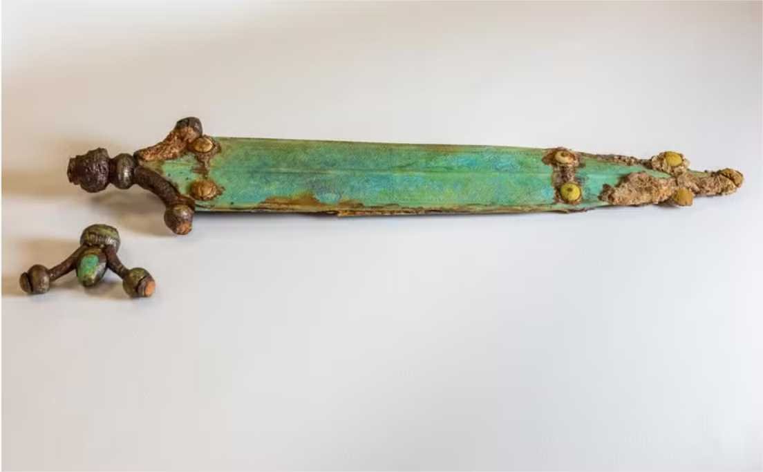 Encontrada espada celta de 2,3 mil anos decorada com duas suásticas