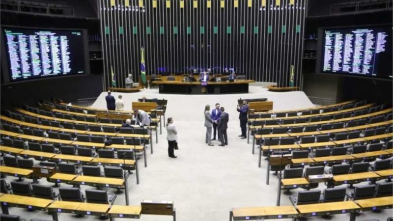 Câmara analisa projeto que revoga trechos desatualizados da CLT; acompanhe