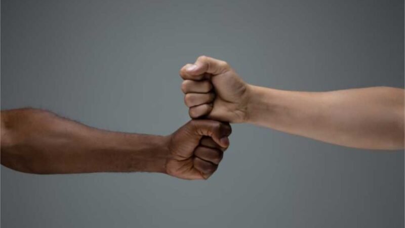 Mulher é condenada por injúria racial e lesão corporal contra frentista