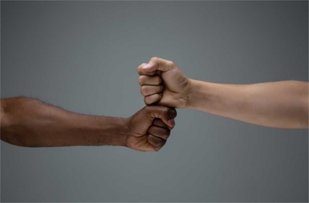 Mulher é condenada por injúria racial e lesão corporal contra frentista