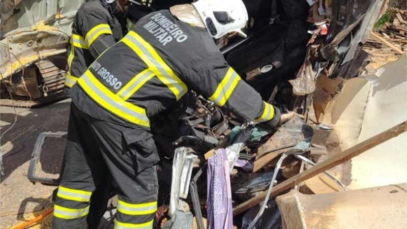 Bombeiros realizam resgate após colisão entre veículos de transporte de carga na BR-158