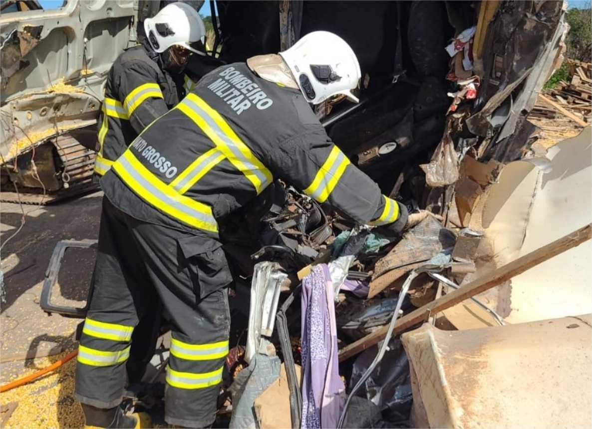 Bombeiros realizam resgate após colisão entre veículos de transporte de carga na BR-158