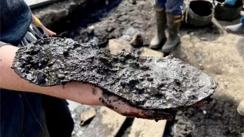 Sandália romana de 2 mil anos pertencia a soldado que calçava 45