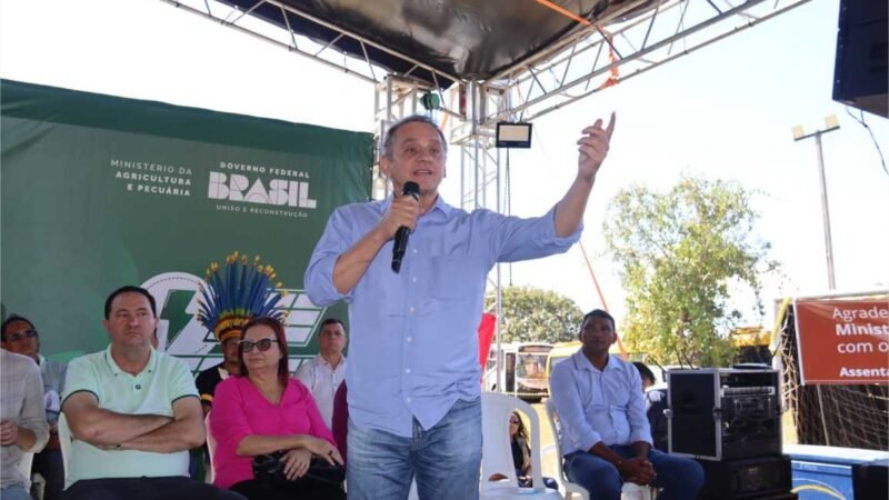Wilson Santos participa de entrega de máquinas com o ministro Fávaro em Tangará da Serra