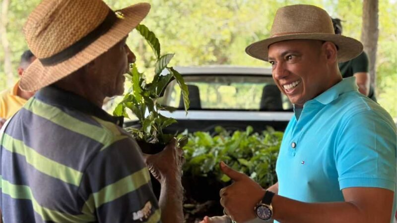 Juca do Guaraná entrega mil mudas de café a pequenos produtores em Santo Antônio de Leverger
