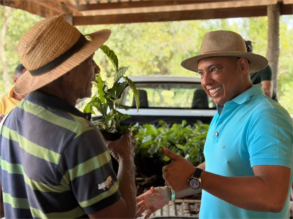 Juca do Guaraná entrega mil mudas de café a pequenos produtores em Santo Antônio de Leverger