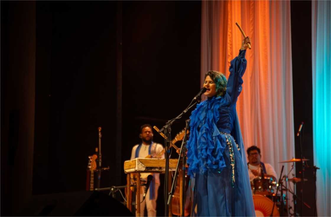 Estela Ceregatti encanta com show que une arte, paixão e inclusão no lançamento do novo álbum