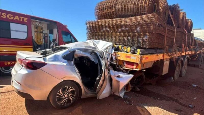 Corpo de Bombeiros atende acidente entre carro e carreta que deixou duas vítimas
