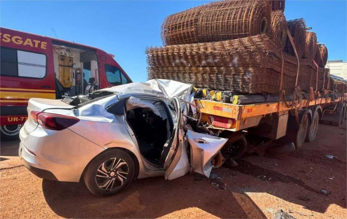 Corpo de Bombeiros atende acidente entre carro e carreta que deixou duas vítimas