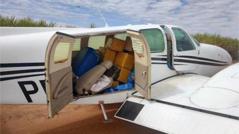 Piloto flagrado com 503 kg de cocaína consegue redução de pena e vai ao semiaberto