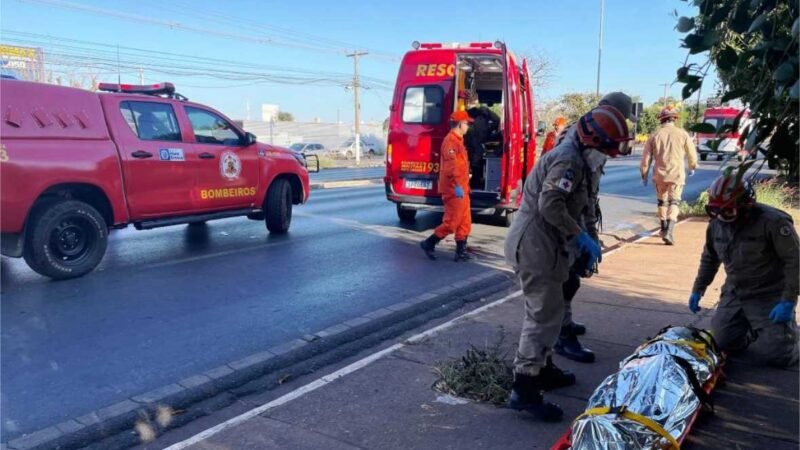 Corpo de Bombeiros socorre vítimas após colisão de carro em poste em Cuiabá