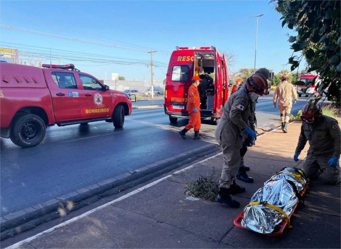 Corpo de Bombeiros socorre vítimas após colisão de carro em poste em Cuiabá