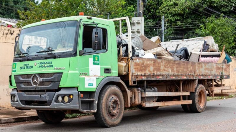 Prefeitura de Cuiabá combate descarte irregular com operação Cata-treco em 16 bairros esta semana