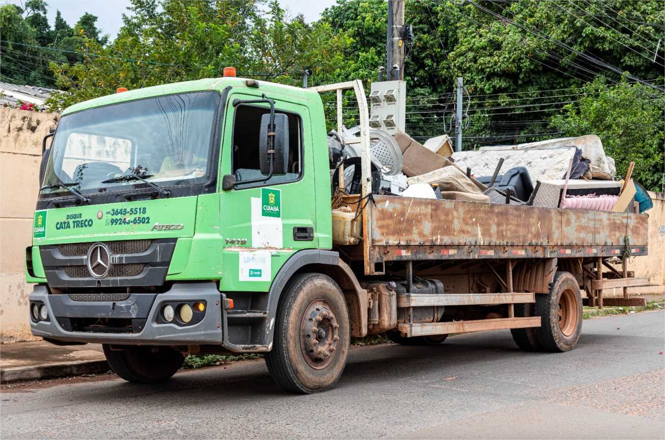 Prefeitura de Cuiabá combate descarte irregular com operação Cata-treco em 16 bairros esta semana