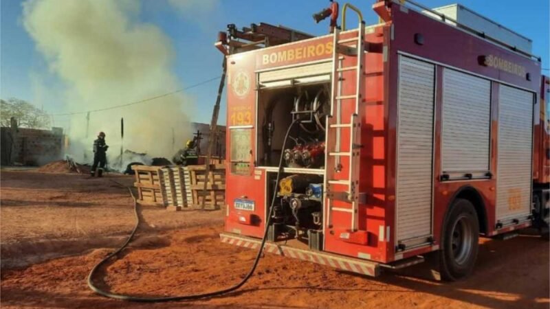Corpo de Bombeiros combate incêndio em residência desocupada