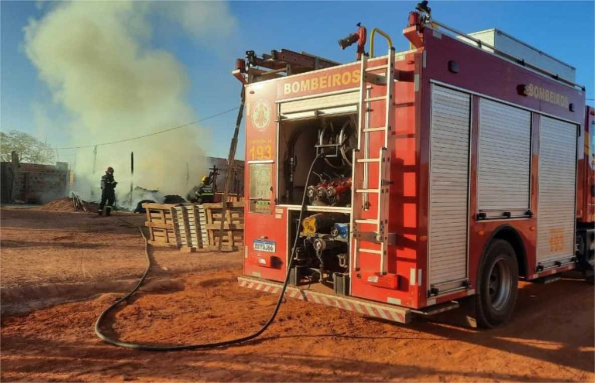 Corpo de Bombeiros combate incêndio em residência desocupada