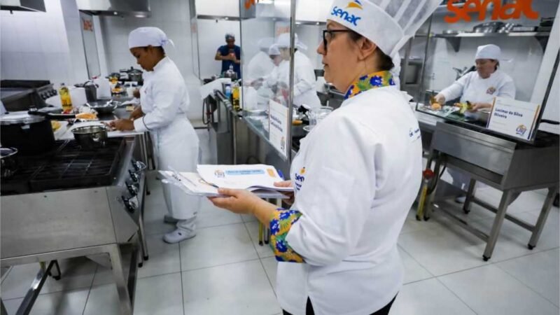 “Depois de tantos anos na cozinha, esse reconhecimento é emocionante”, afirma finalista do SuperChef da Educação 2025