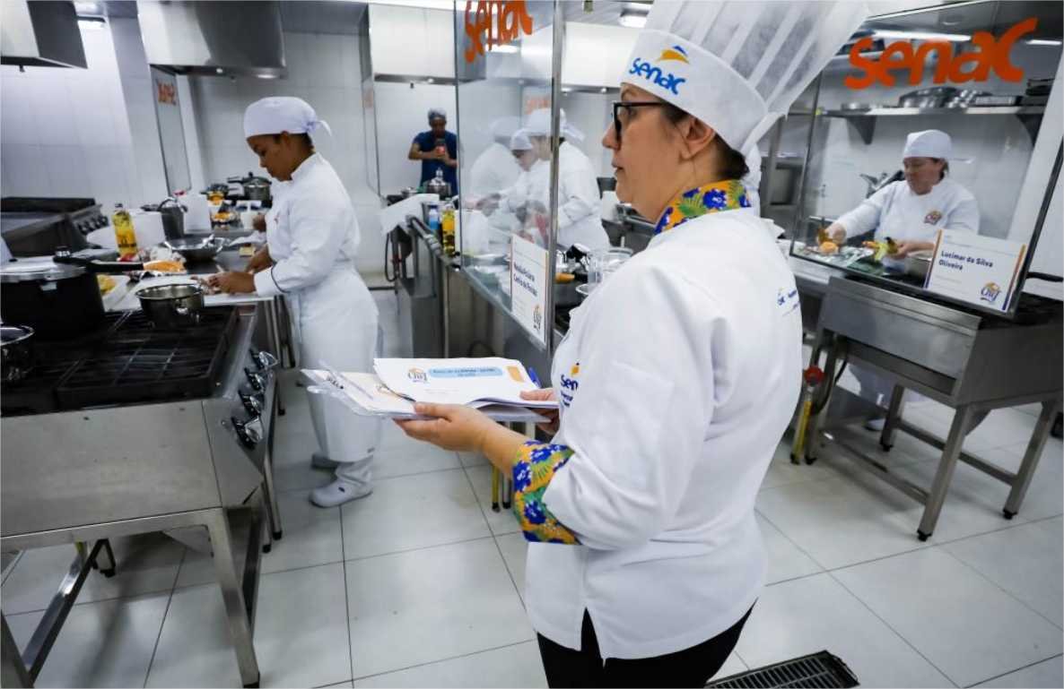 “Depois de tantos anos na cozinha, esse reconhecimento é emocionante”, afirma finalista do SuperChef da Educação 2025