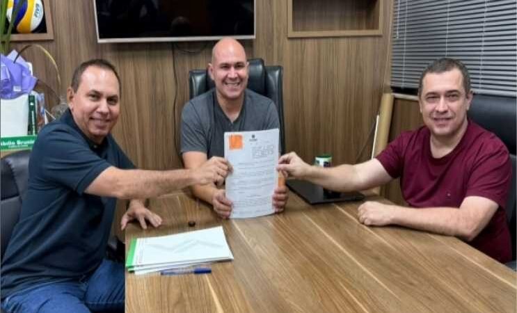 Dilemário participa da assinatura do decreto que estabelece nova política de consignado para servidores municipais