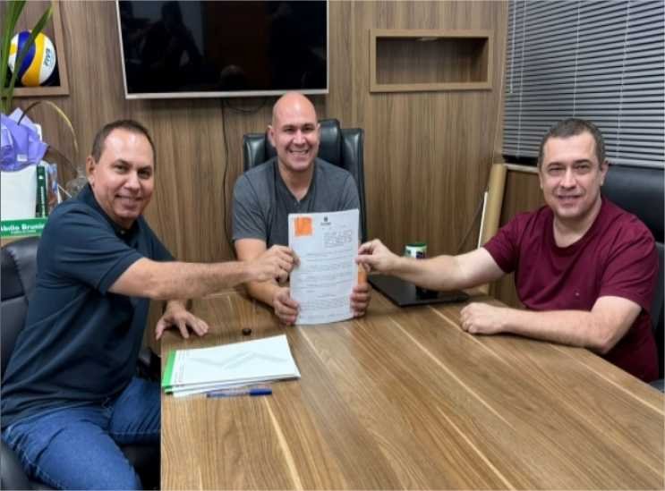 Dilemário participa da assinatura do decreto que estabelece nova política de consignado para servidores municipais