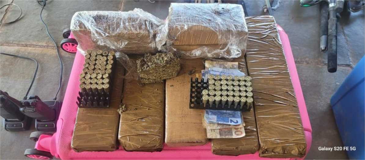 PM apreende drogas e armas e prende quatro suspeitos às margens do Rio Sepotuba