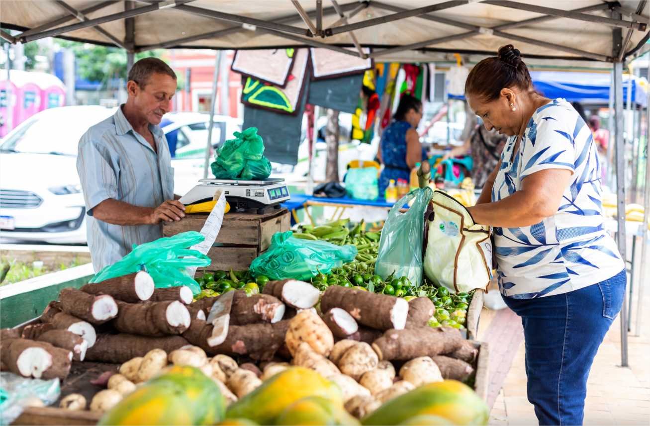 Feira da Agricultura Familiar movimenta a Praça Alencastro nesta segunda
