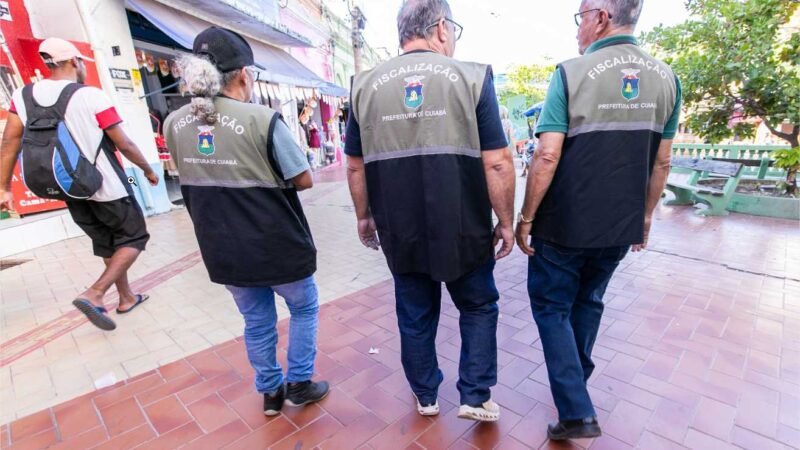 Fiscalização no centro de Cuiabá reforça combate à ocupação irregular de calçadas e publicidade ilegal