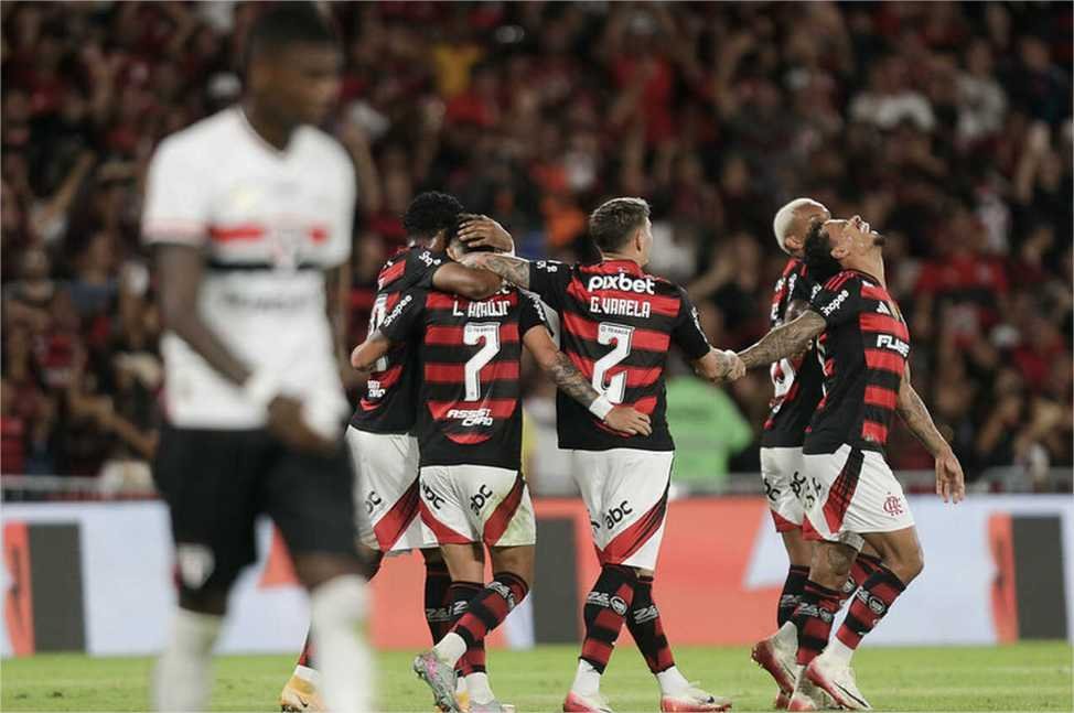 Flamengo detona o São Paulo e segue na liderança do Brasileirão