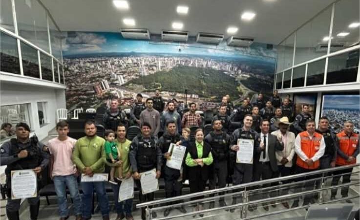 Paula Calil homenageia Cavalaria da Polícia Militar na Câmara de Cuiabá