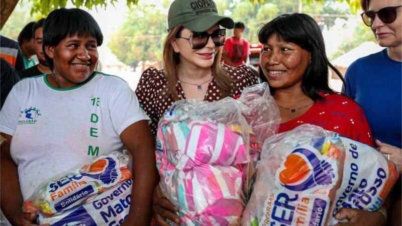 Primeira-dama de MT entrega cestas do programa SER Família Solidário na Aldeia Santa Clara, em Campinápolis