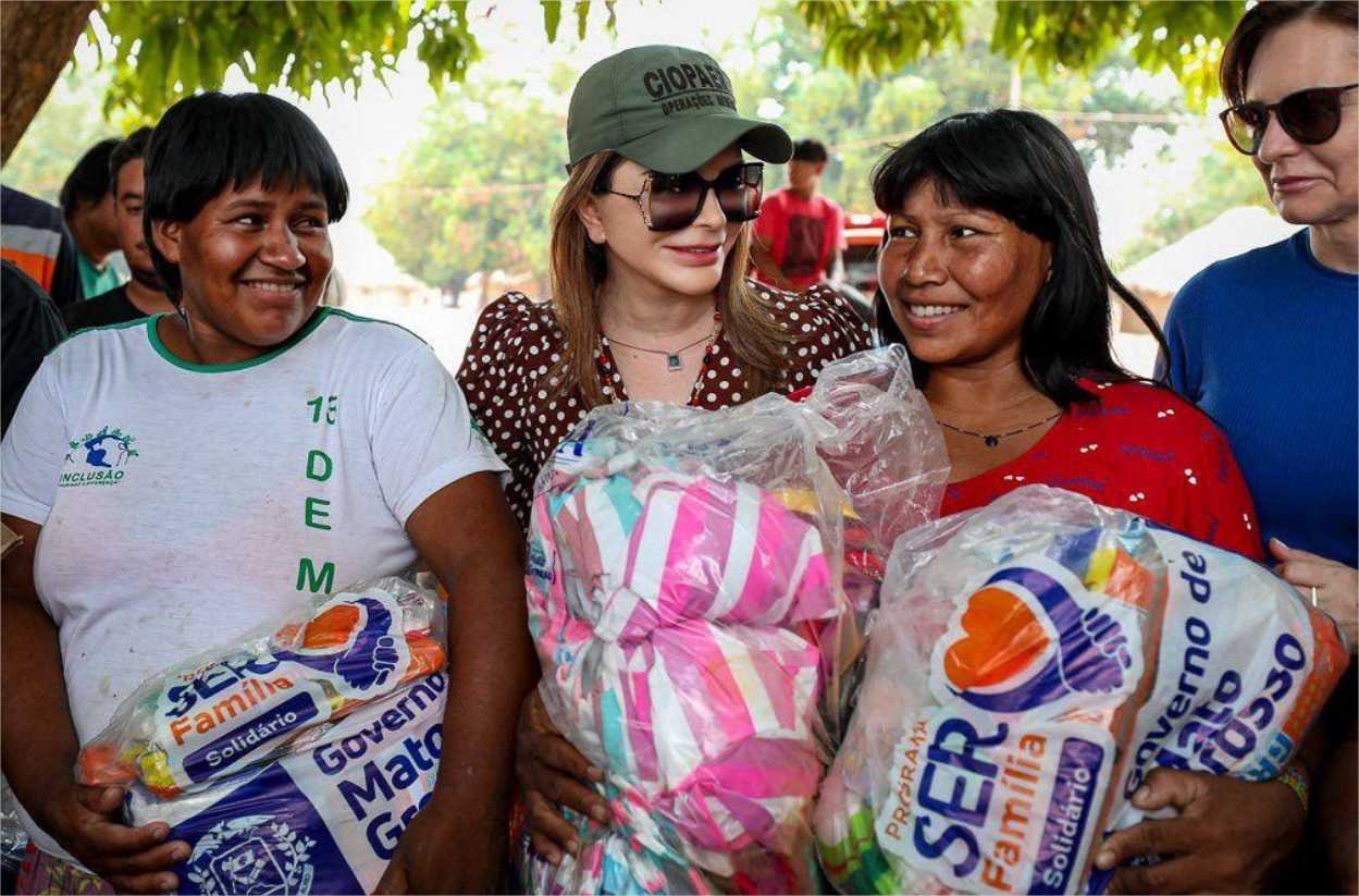 Primeira-dama de MT entrega cestas do programa SER Família Solidário na Aldeia Santa Clara, em Campinápolis